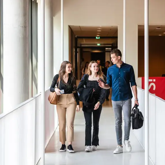 Business Studies - studenten lopen over galerij