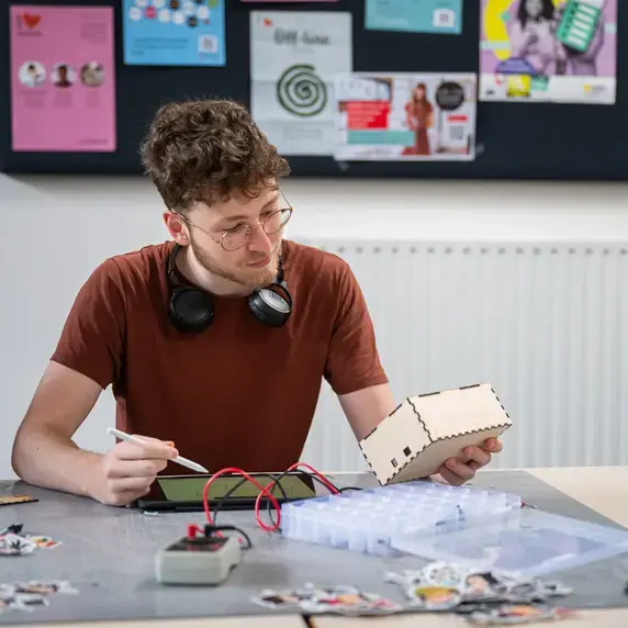 CMD - student werkt aan elektisch doosje