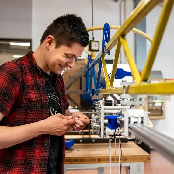 Engineering - student in in werkplaats geruit hemd