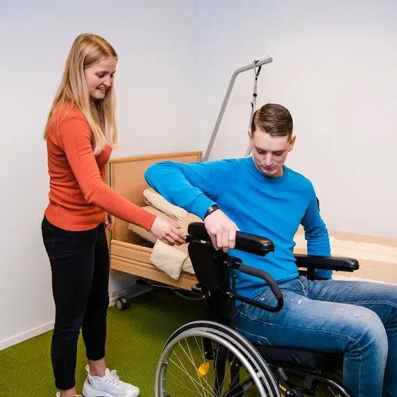 Ergotherapie - studenten met rolstoe