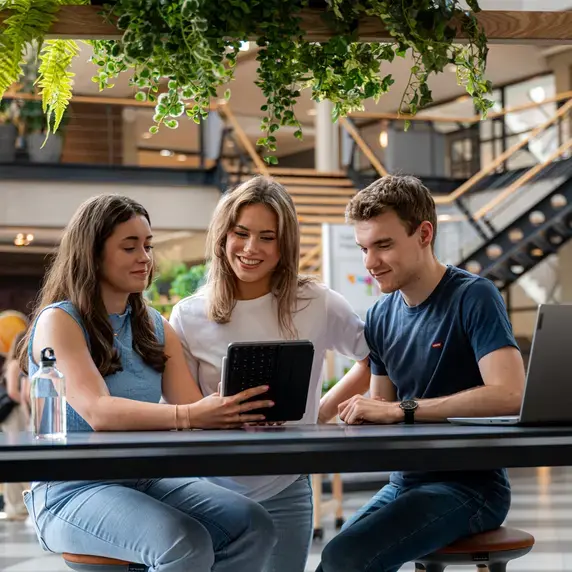 Facility Management - studenten in zitje