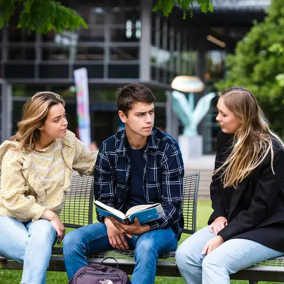Facility Management ad - studenten buiten op bankje