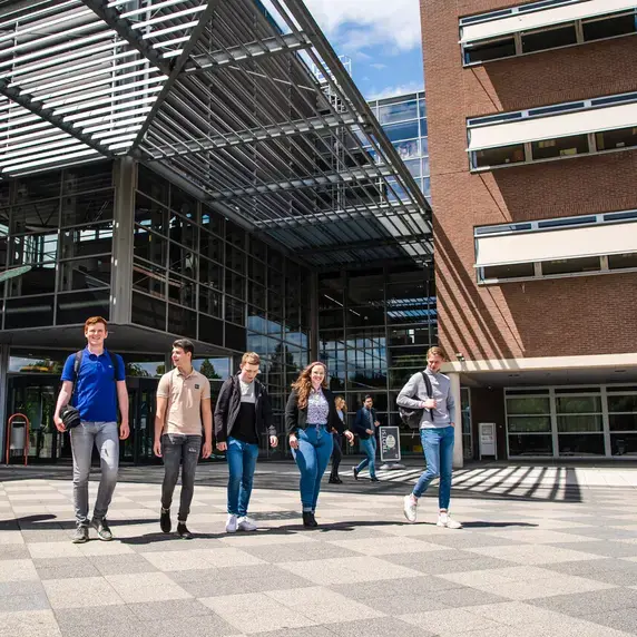 Facility Managmenet ad - studenten op plein