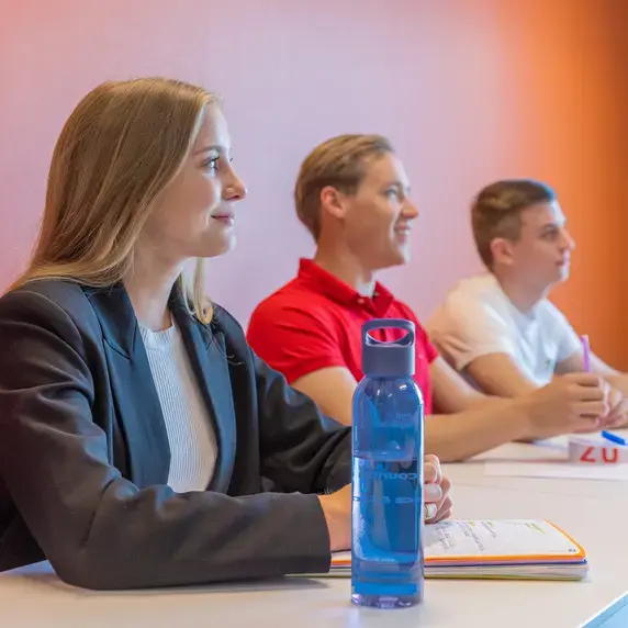 Finance ad - studenten in de klas