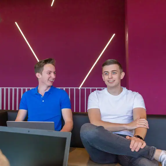 Finance ad - studenten in zithoek