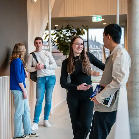 Finance and Control- studenten in de gang