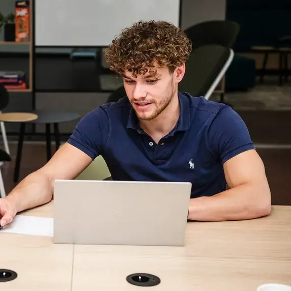 Fysiotherapie - student met laptop