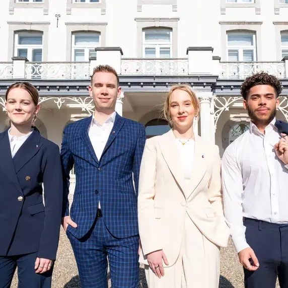 Hotel Management - studenten poseren voor gebouw