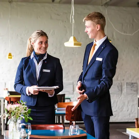 Hotel Management - twee studenten in dinerzaal