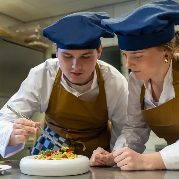 Hotel Management - twee studenten in keuken