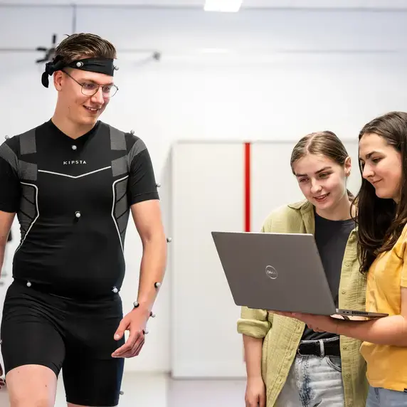 Mens en Techniek - studenten meten bij sporter op loopband