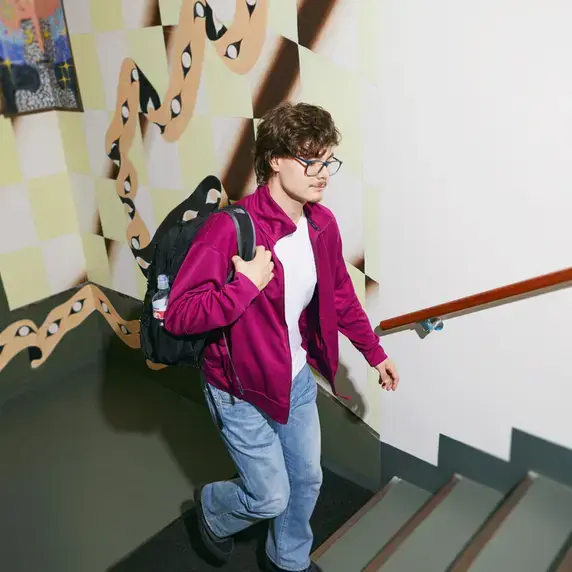Student met rugzak in trappenhuis