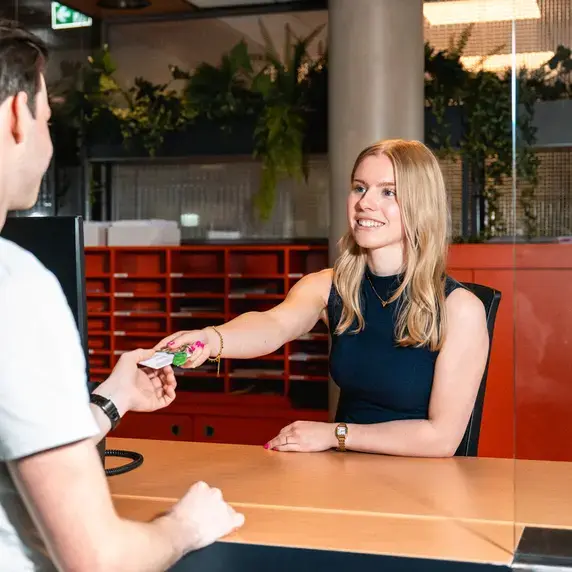 TEM - student aan balie