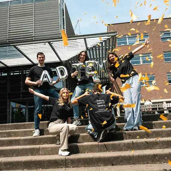 TEM - studenten op trap