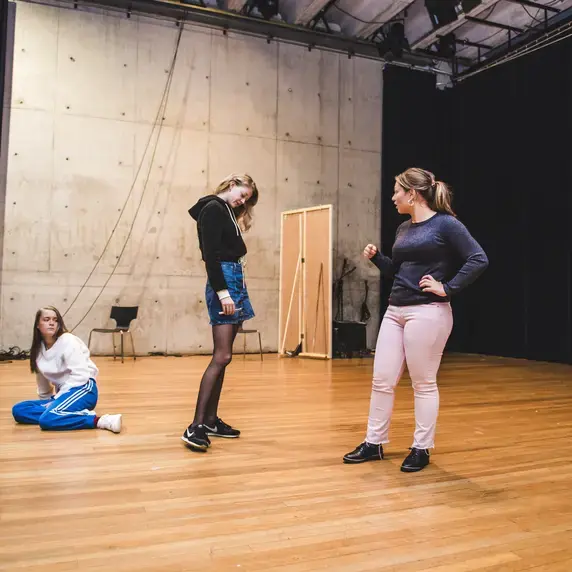 Theater - drie studenten op podium