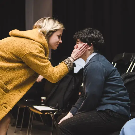 Theater - twee studenten acteren emotioneel