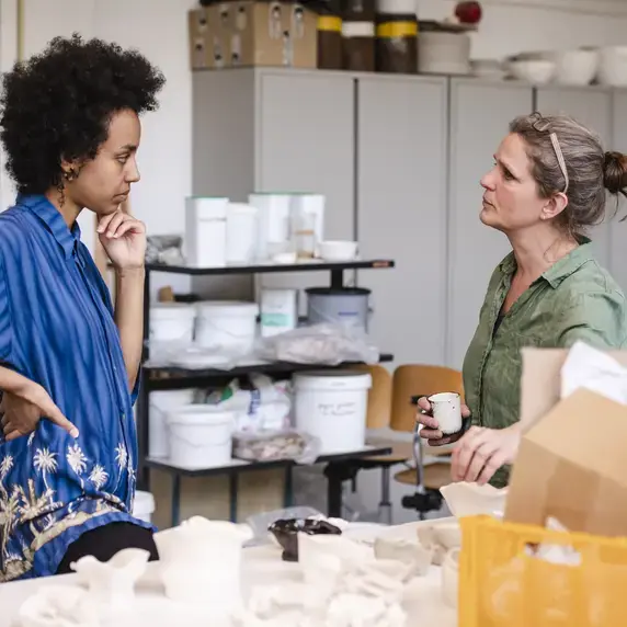 Vormgeving Design - student en docent praten