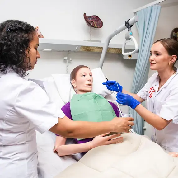 Verpleegkunde meiden met patient 