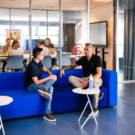 ict-student en docent in zitje