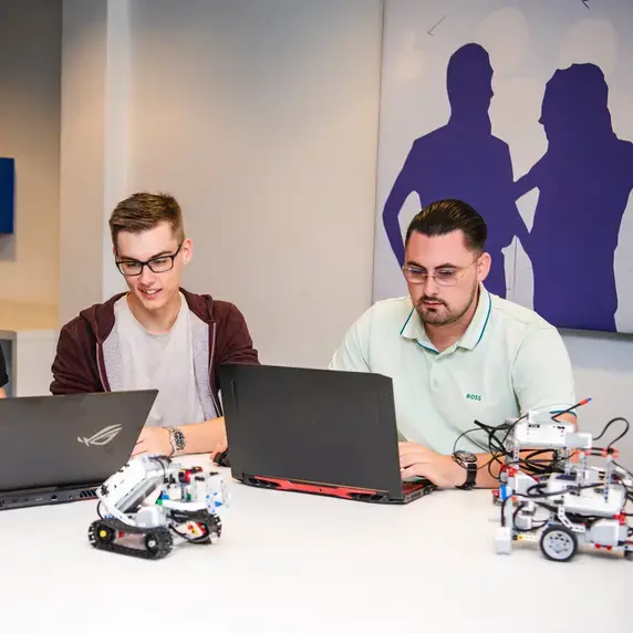 ict-studenten aan het werk