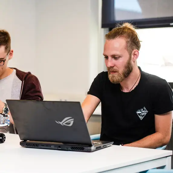 ict - student achter laptop