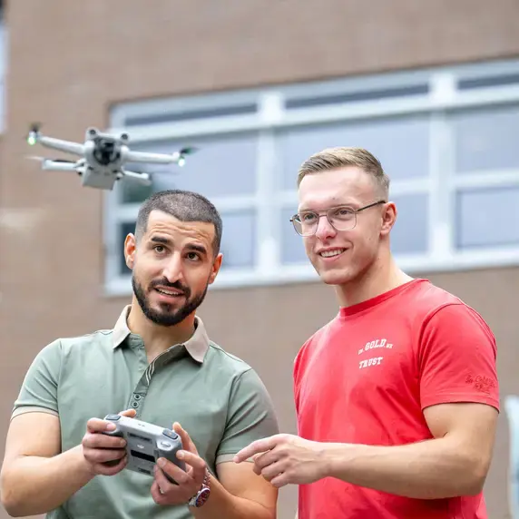 ict-studenten met drone