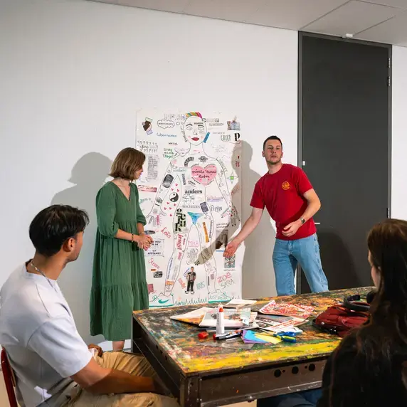 Social-Work studenten aan het bord