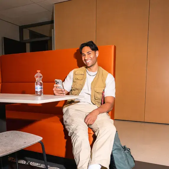 Social-Work student in bankje