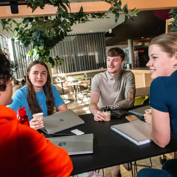 Studenten aan tafel in gesprek Sittard