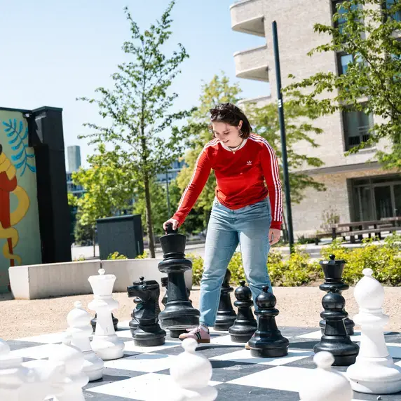 Zuyd Hogeschool student buiten schaak heerlen