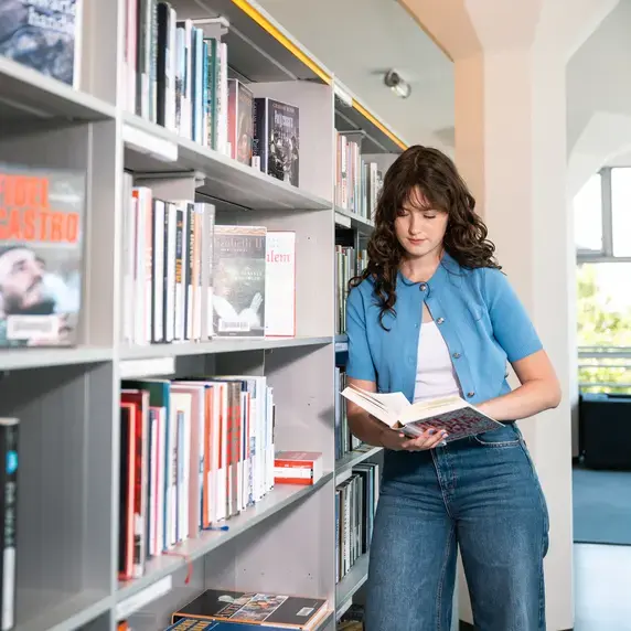  Zuyd Hogeschool student in bibliotheek heerlen