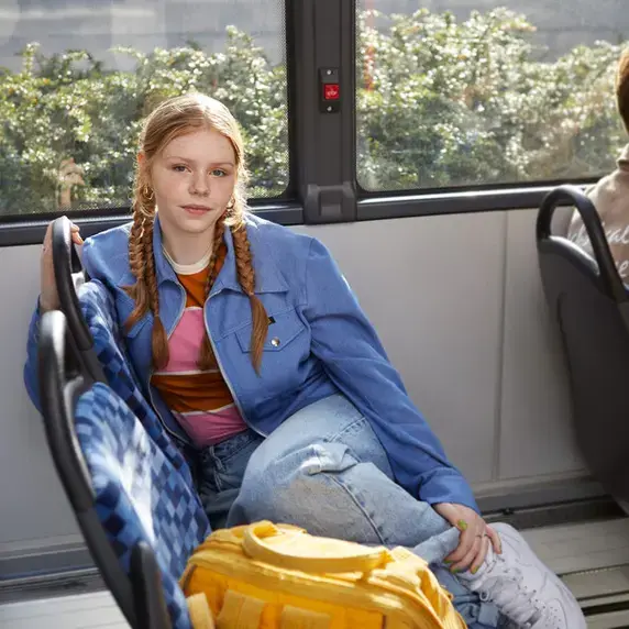 Zuyd Hogeschool student in bus studentlife