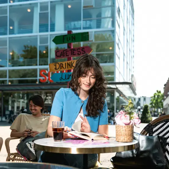 Zuyd Hogeschool student terras heerlen2