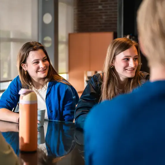 Zuyd Hogeschool studenten aan tafel overleg heerlen