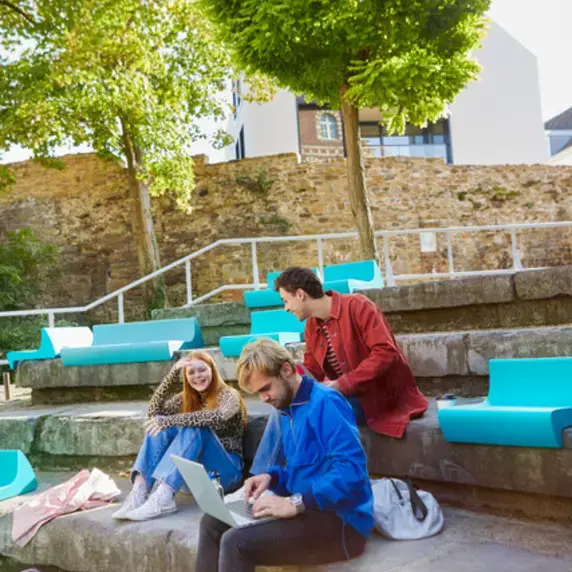 Zuyd Hogeschool studenten buiten trap studentlife