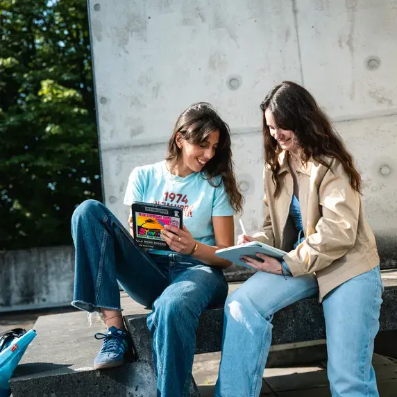  Zuyd Hogeschool studenten buiten maastricht