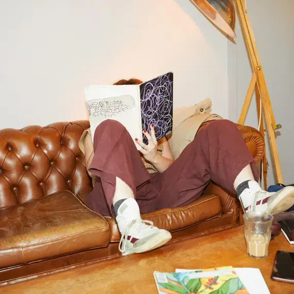 Student op bank met boek