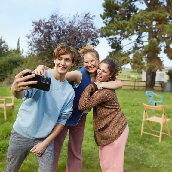 Drie studenten maken een foto tijdens een barbeque