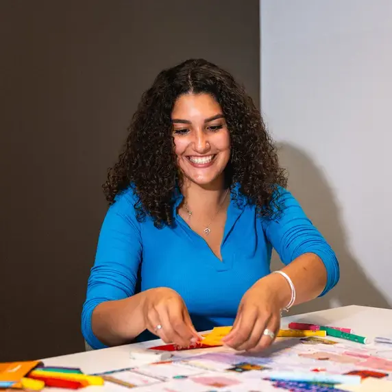social work - meisje in blauw shirt