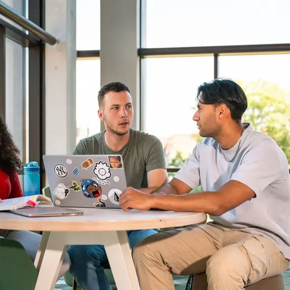 social work - studenten aan tafe
