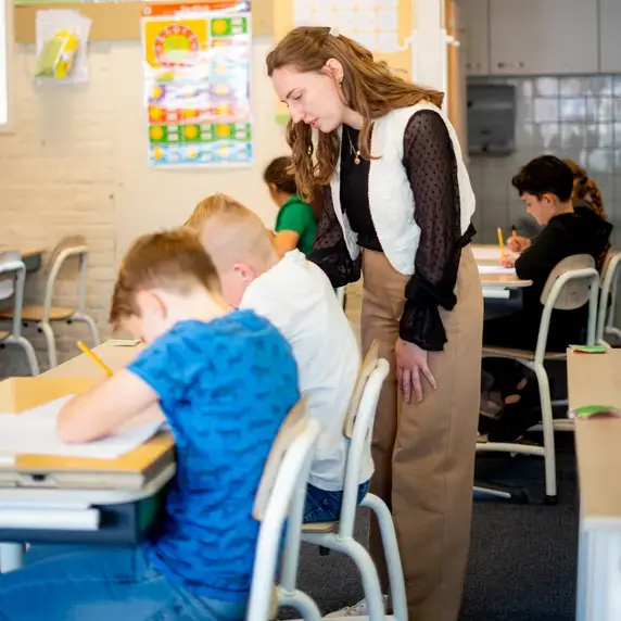 Leraar Basisonderwijs - juf helpt kinderen