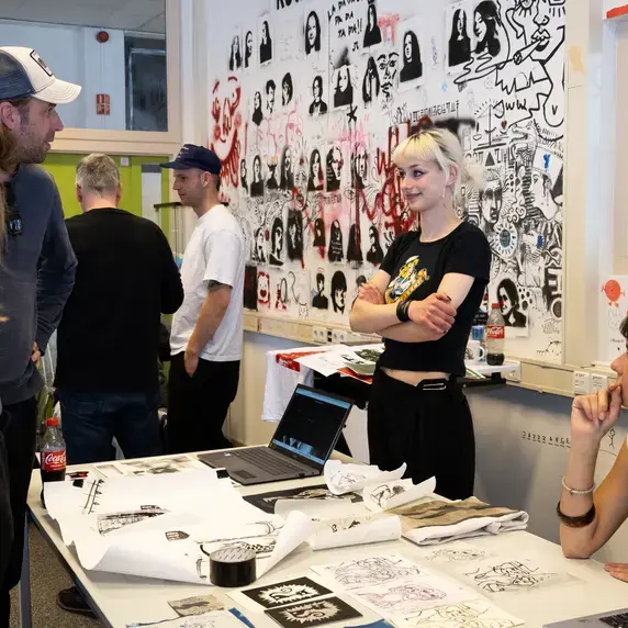 Visuele Communicatie - studenten in grote ruimte