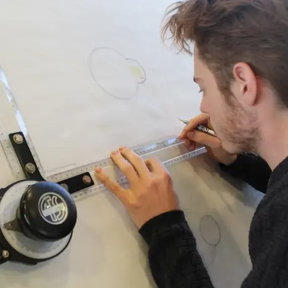 Vormgeving Architectuur student aan het werk