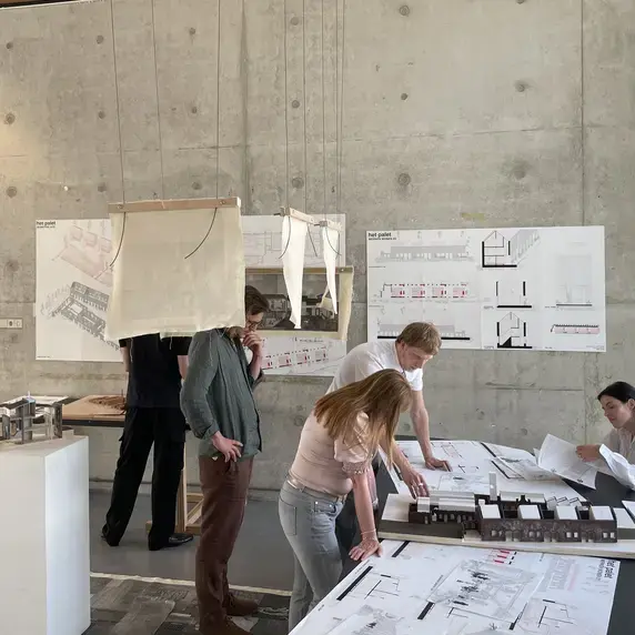 Vormgeving Architectuur studenten met bouwtekeningen