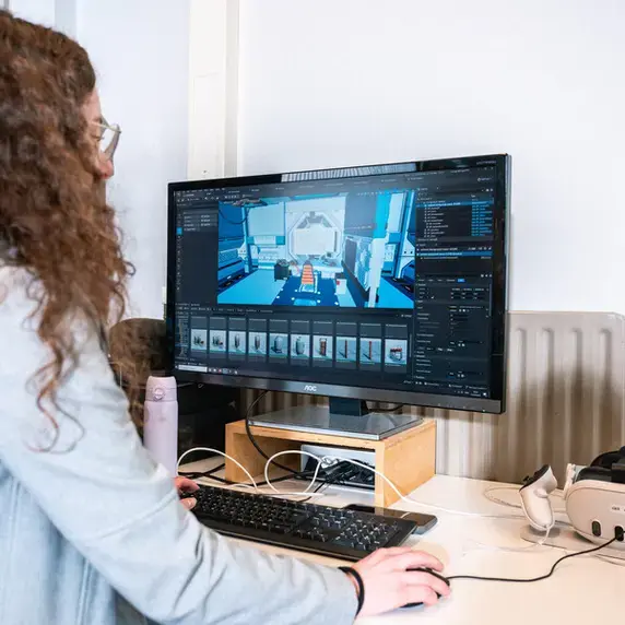 CMD - student aan het werk op laptop
