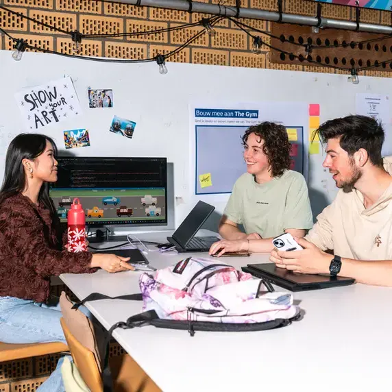 CMD - studenten aan tafel