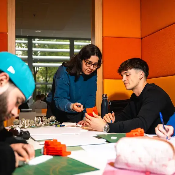 circular cities and communities - studenten in zitje