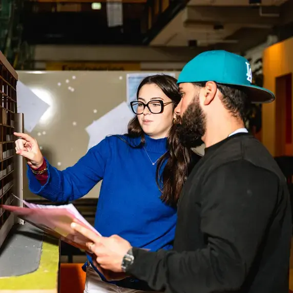 circular cities and communities - studenten met grote maquette