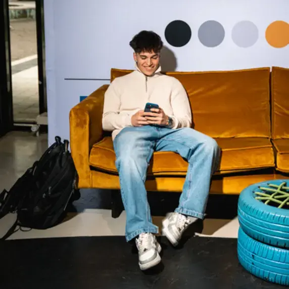 circular cities and communities -student op bank met telefoon