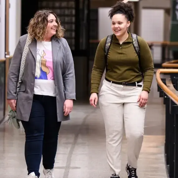 Twee cursisten lopend door Zuyd Hogeschool